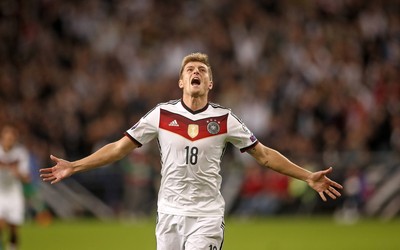 南亚体育讨论-德巴斯特庆祝动作引爆网络